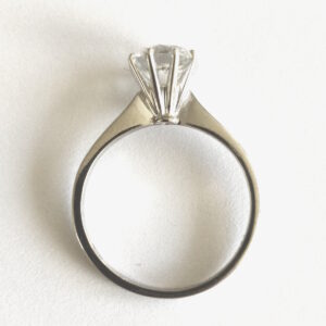 Solitaire ring i 18 karat hvidguld med 7mm hvid sten str. 53