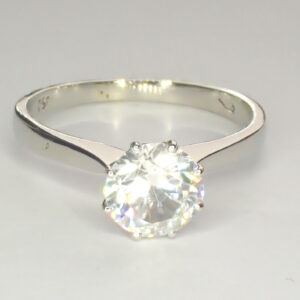 Solitaire ring i 18 karat hvidguld med 7mm hvid sten str. 53