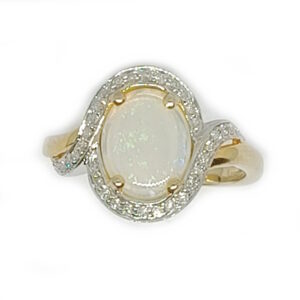 1 stk. CO₂ fri Renoveret Guld cabochonring med Hvid Opal og 34 diamanter