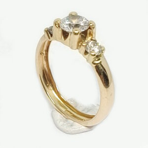 lille let 3 stens ring i 18 karat guld