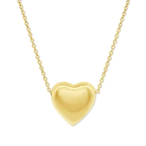 Skøn halskæde med stort gyldent hjerte.