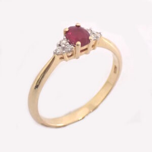 (Str. 51 1 stk.) CO₂ fri certificeret Guldring med Naturlig oval Rubin og 6 Diamanter 2.hand+