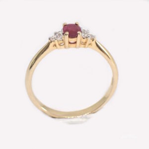 1 stk. Renoveret, Certificeret Rubinring i 14 karat guld med Naturlig oval Rubin og 6 Diamanter str. 51
