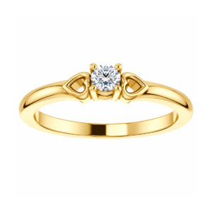 Solitairering med to hjerter ved siden af centersten 0.10ct. TW-VS LG Diamant i guld