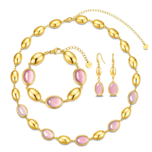 Smukt trendy smykkesæt med øreringe, armbånd og halskæde i guldfarvet stål med rosa sten.