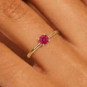 Solitairering med guldhjerte og LG Rubin 9 karat guld Rask Jewelry